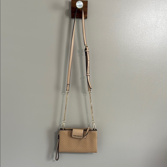 Steve Madden‎ Tan Woven Wristlet/ Crossbody Bag w/ Adjustable Strap Gold Accents - Picture 4 of 10